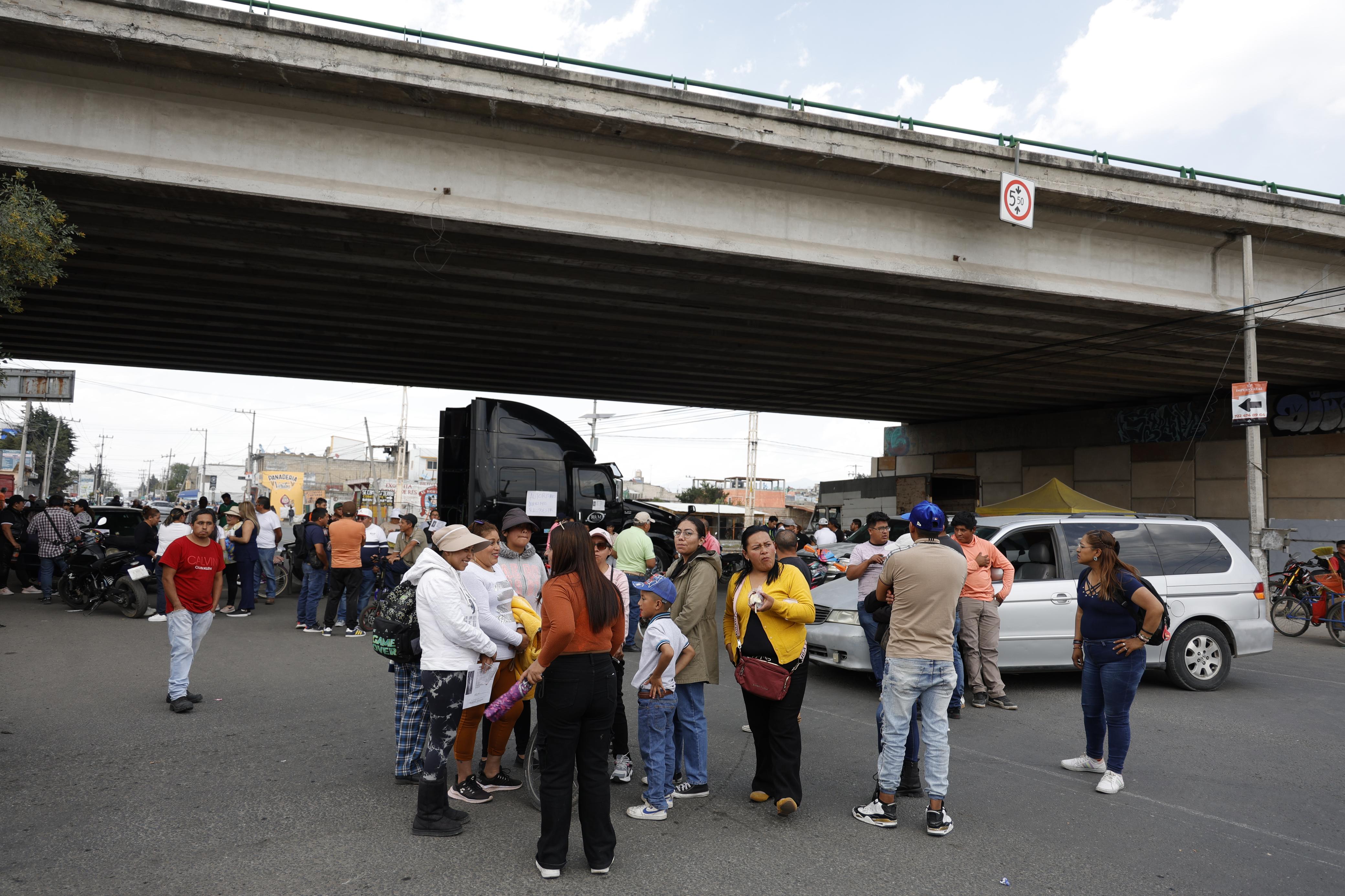 Vecinos de la colonia Emiliano Zapata bloquearon la Avenida de las Partidas tras la desaparición de Leilany Valentina Arriaga Valdes. Foto: Arturo Hernández  / El Universal Estado de México