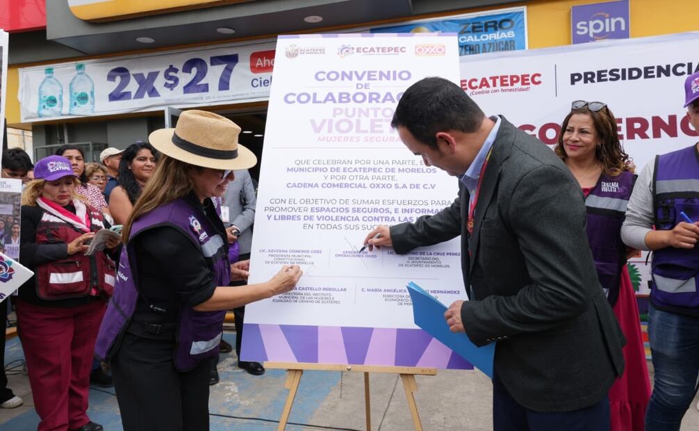 La alcaldesa Azucena Cisneros y representantes de Oxxo formalizaron la incorporación de los nuevos Puntos Violeta en el municipio. Foto Especial