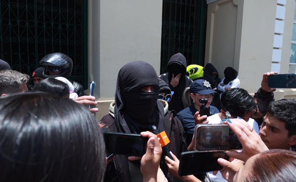 Instalaciones de la Rectoría de la UAEMéx en Toluca, escenario de tensión tras la llegada de manifestantes encapuchados. Foto Alejandro Vargas / El Universal