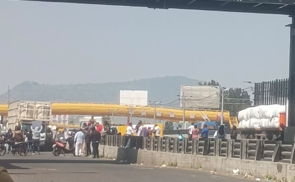 Automovilistas varados y largas filas de vehículos marcan el severo colapso vial provocado por el bloqueo de vecinos a la altura de Puente Rojo. Foto Especial