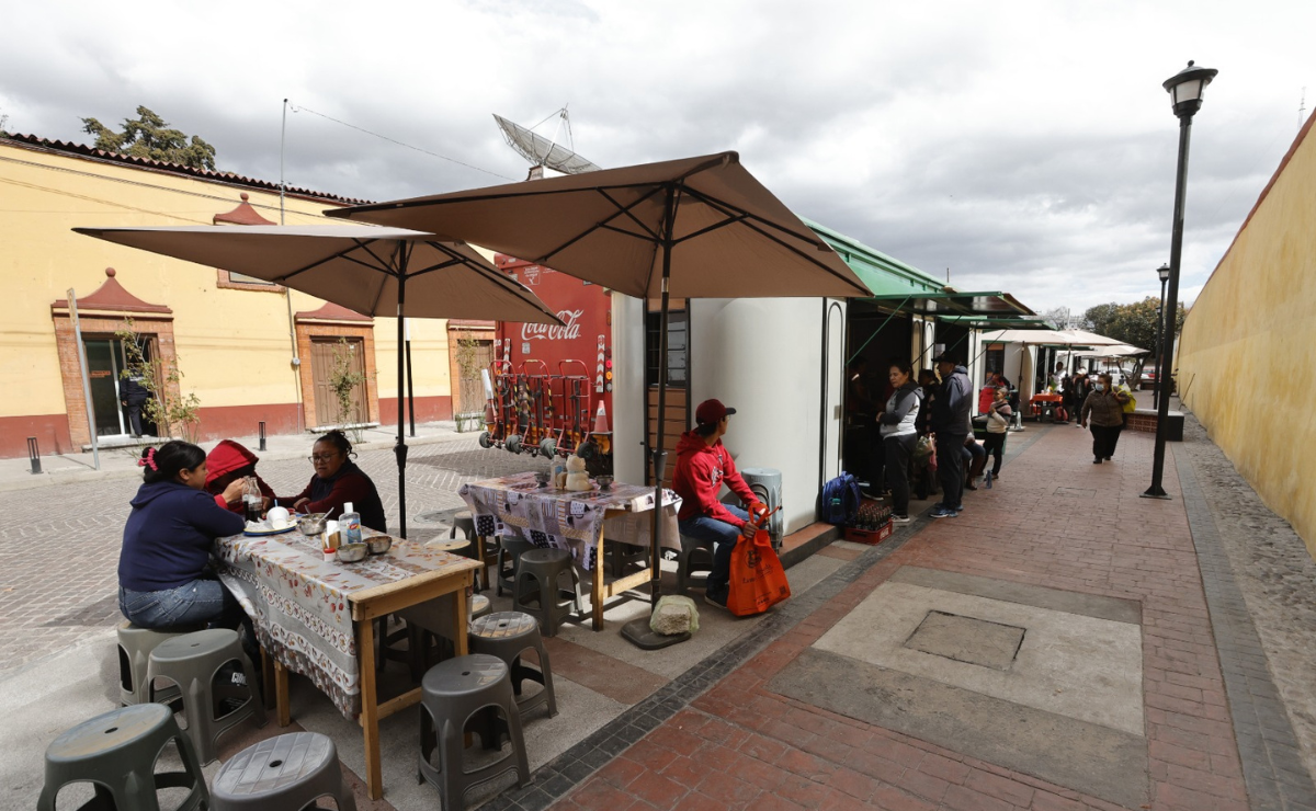 Los visitantes disfrutan de una experiencia culinaria única en los vagones temáticos del corredor gastronómico "El Periquito". Foto: Jorge Alvarado
