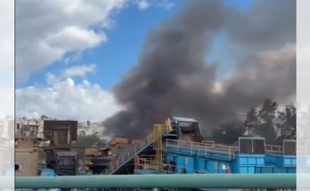 Impresionante columna de humo negro visible desde diversos puntos de la zona industrial tras el siniestro en la recicladora. Foto Especial