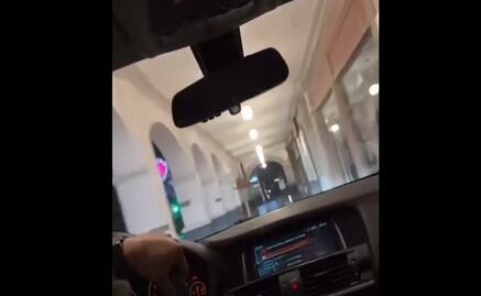 Video: ¡Imprudencia al volante! Jóvenes atraviesan Los Portales de Toluca