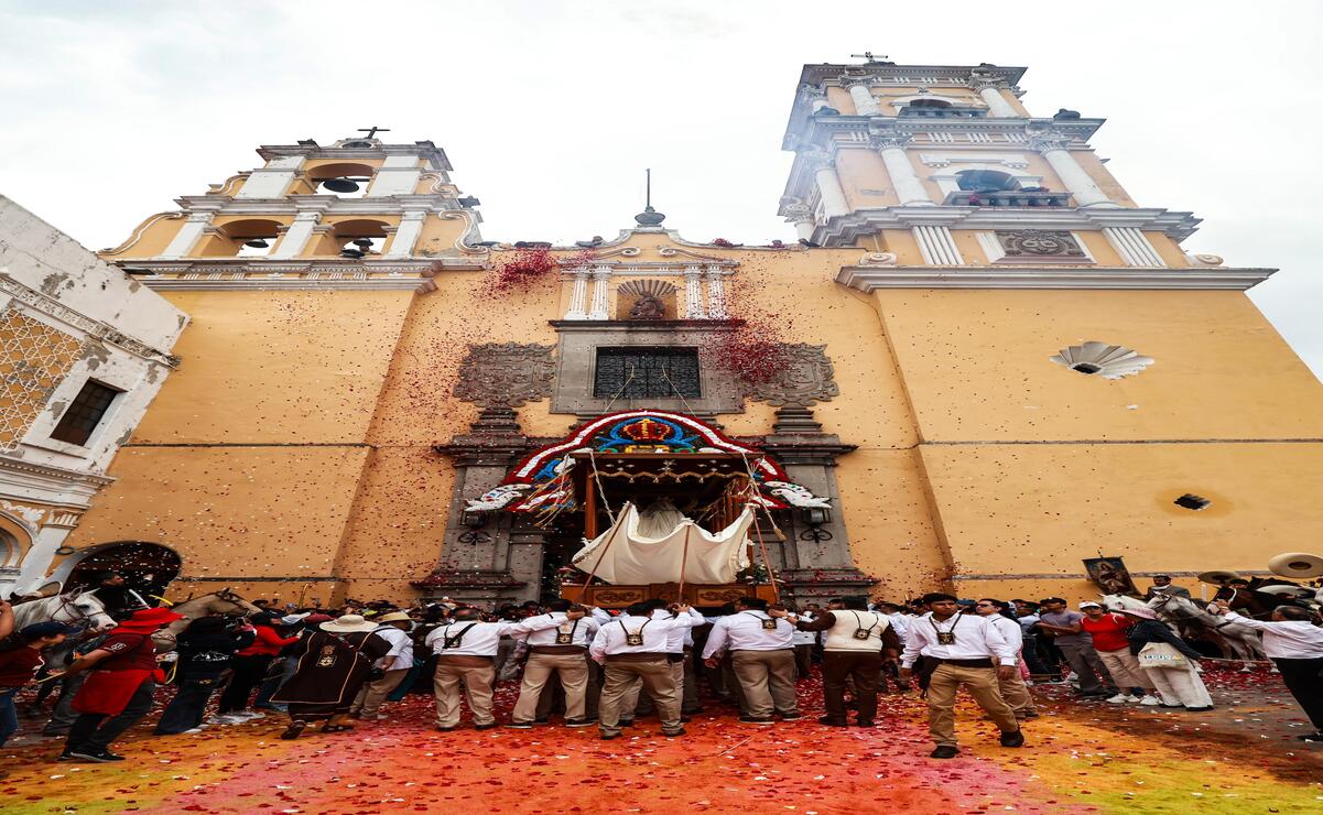 Entre pétalos de rosa, el sonar de las campanas y la devoción de los creyentes, culminaron las festividades en honor a la Virgen del Carmen en Toluca. Foto: Alejandro Vargas / El Universal Estado de México