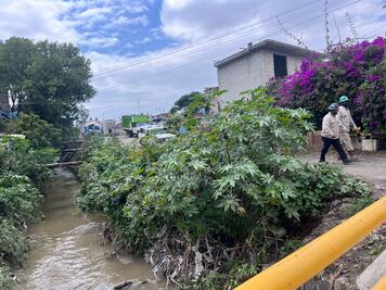 Abren tramo de calle para encontrar fuga de combustible en Tultitlán