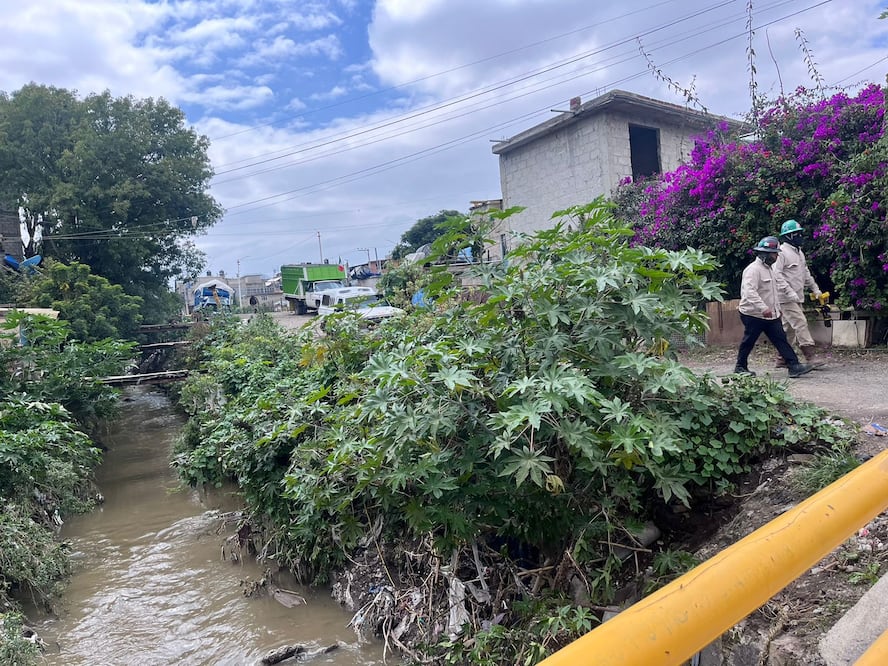 PEMEX abre tramo de calle para encontrar fuga de combustible en Tultitlán. Foto: Arturo Hernández.