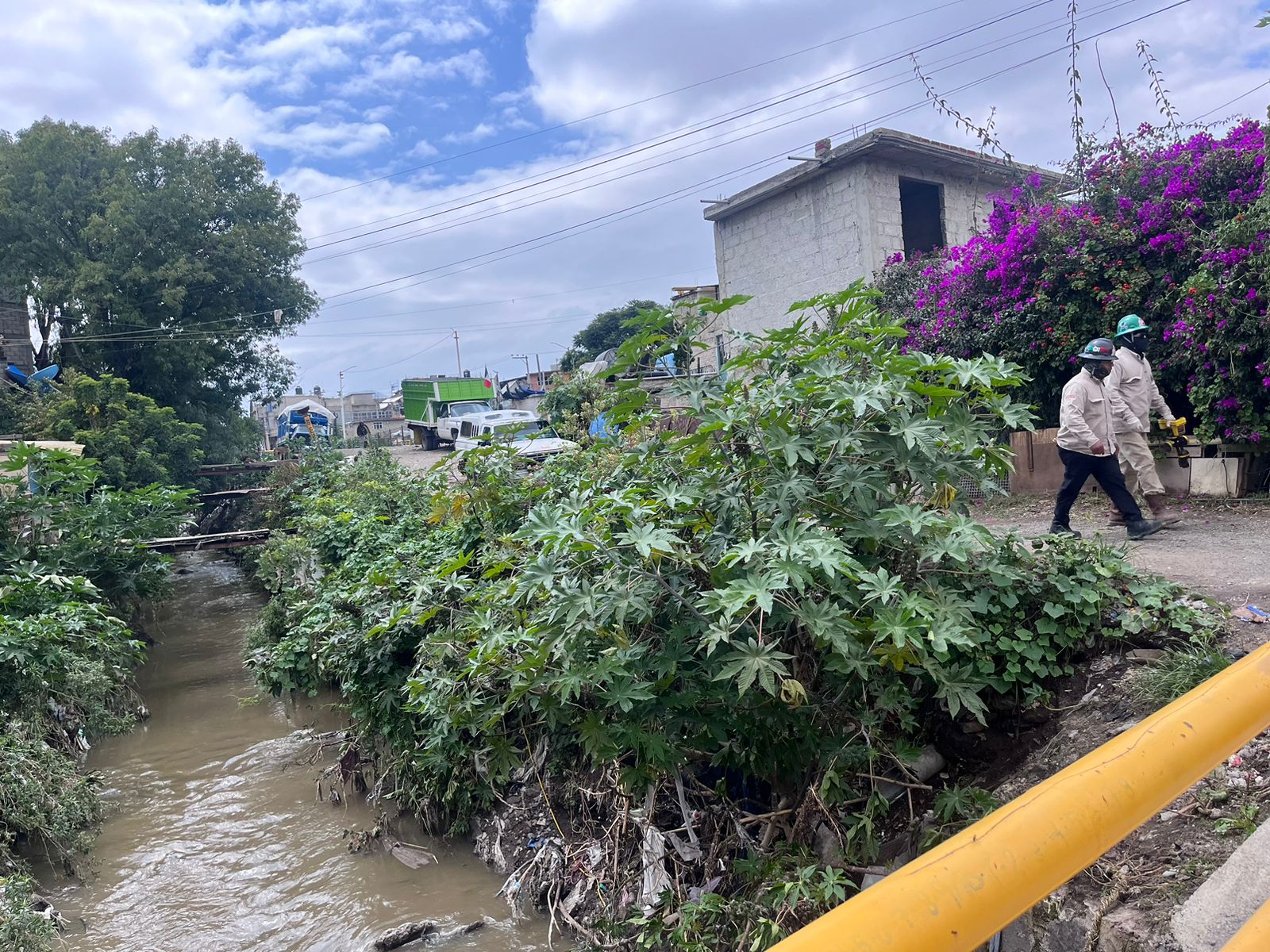 Abren tramo de calle para encontrar fuga de combustible en Tultitlán