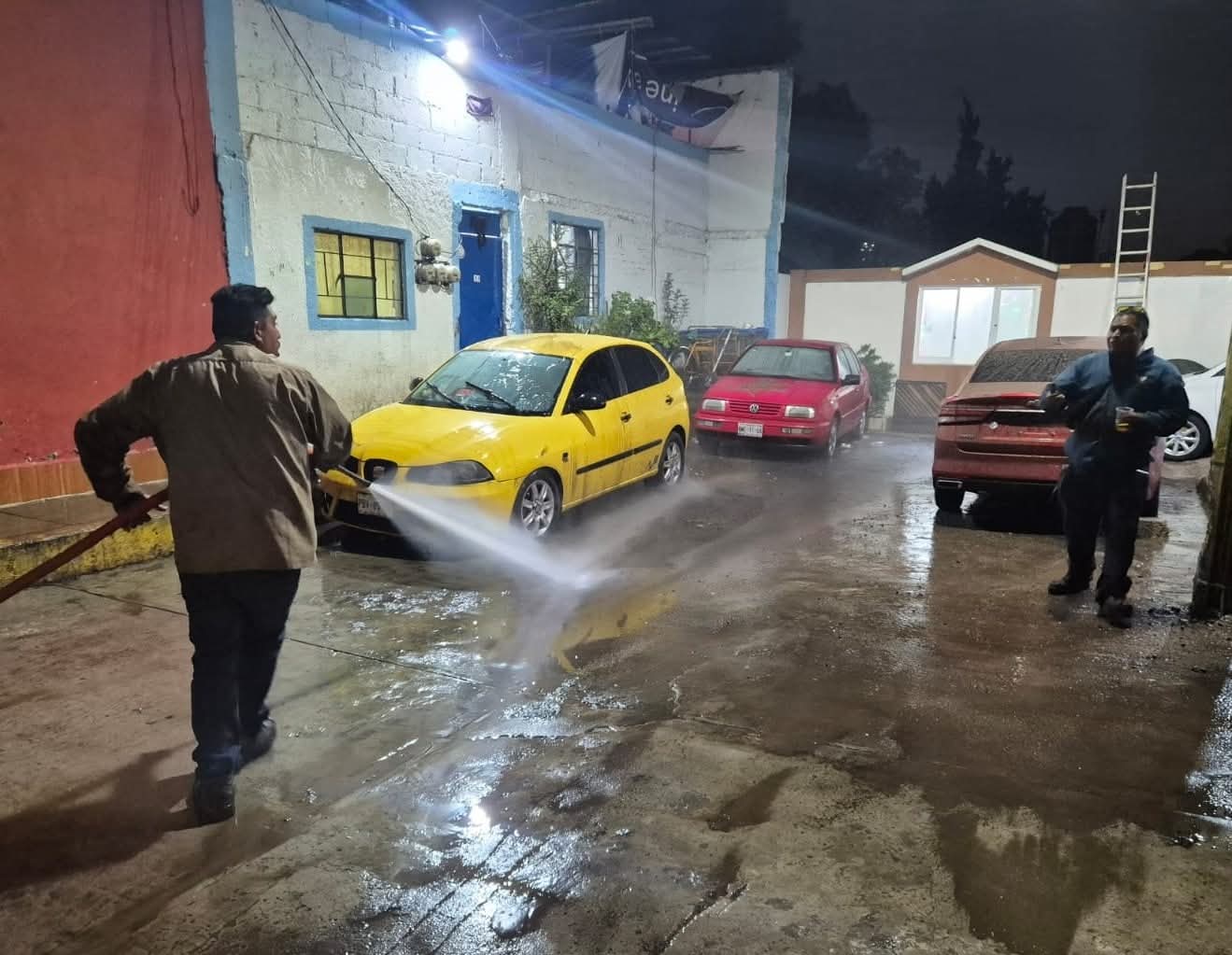 La CAEM estimó que los trabajos podrían prolongarse hasta 72 horas, tiempo durante el cual se mantiene suspendida la operación de la línea principal.  Foto: especial