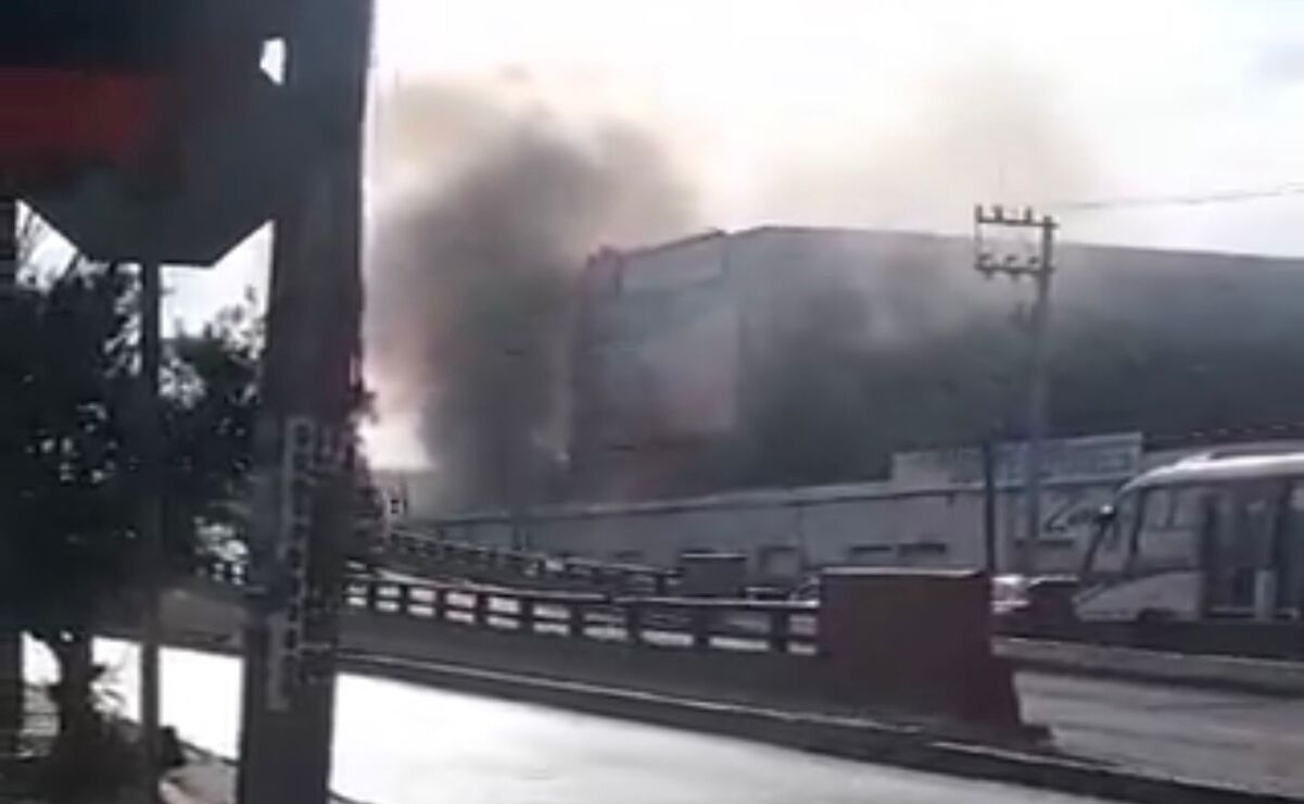 La mañana de este jueves, se registró un incendio en una bodega de Ecatepec. Foto: Especial.