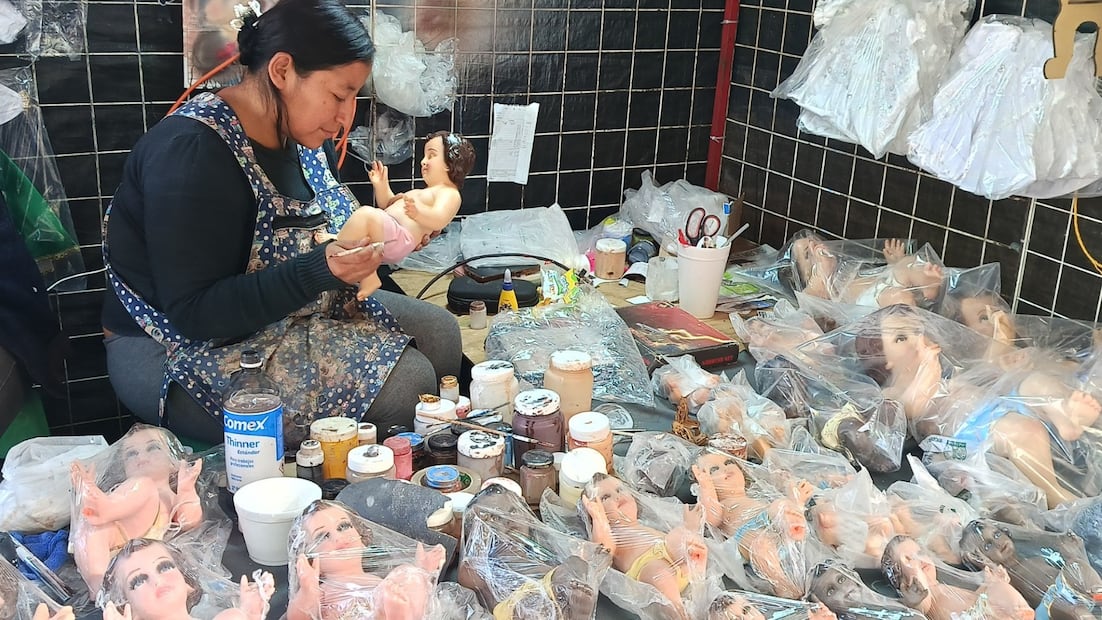 Jessica, quien aprendió el oficio a los siete años, realiza restauraciones minuciosas y acabados de pintura para que las imágenes luzcan impecables este 2 de febrero. Foto Gisela González / El Universal