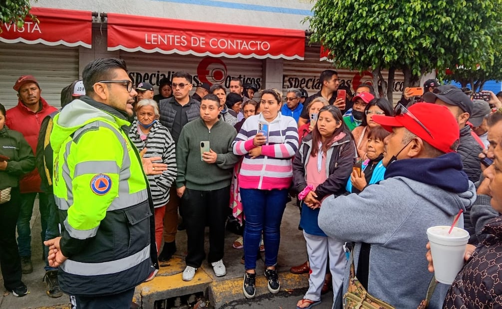 Personal especializado de Naturgy trabaja en la reparación del ducto de 24 pulgadas en la colonia Benito Juárez. Foto Especial