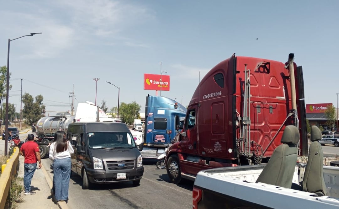 Los transportistas exigen el libre tránsito por las vialidades del municipio. Foto. Especial