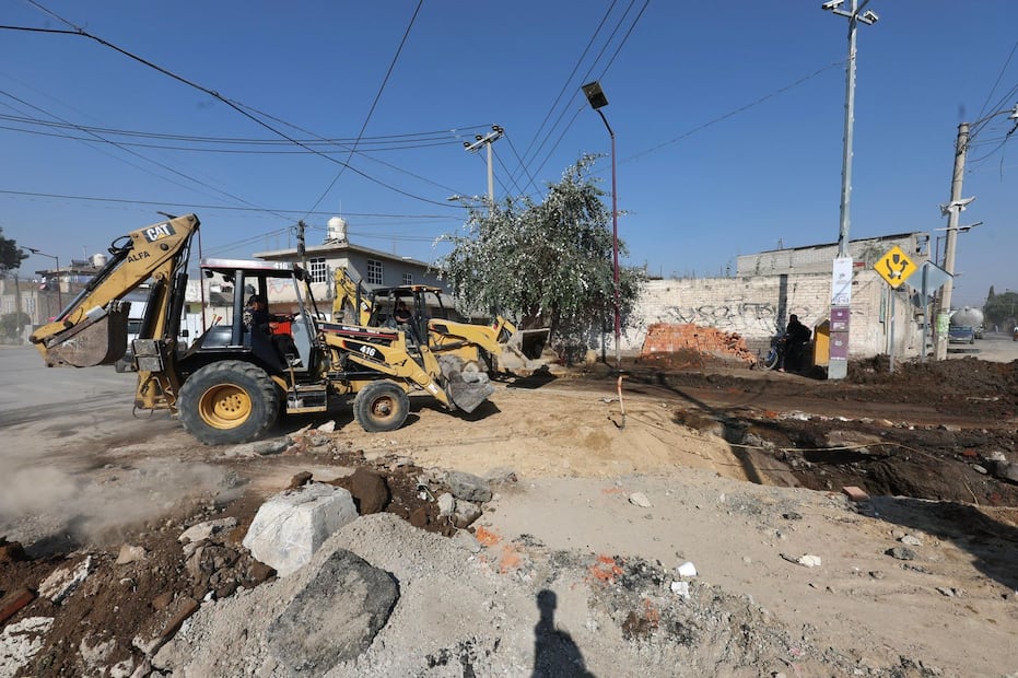Personal de Obras Públicas y OPDAPAS trabajan en conjunto para asegurar que el drenaje soporte la carga de la próxima temporada de lluvias. Foto Especial