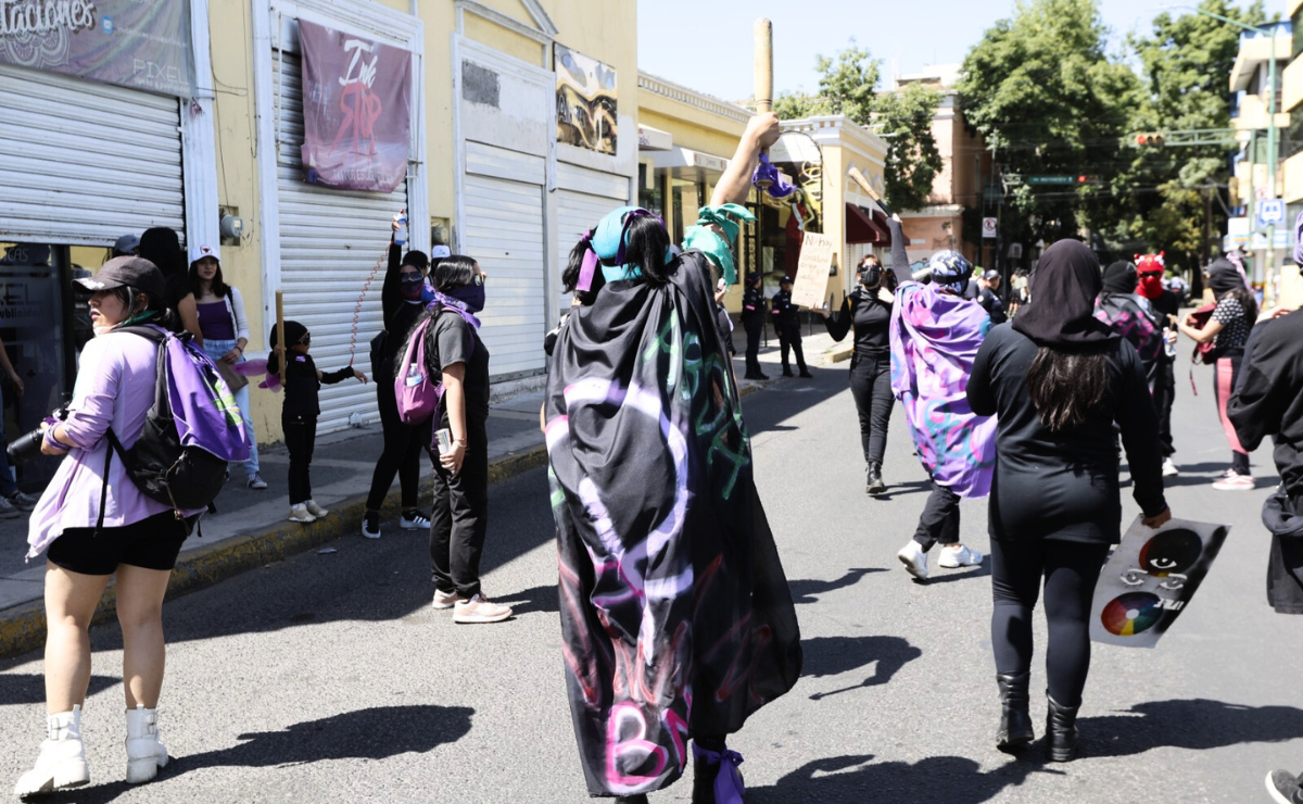 Acuerpamiento y resguardo: El Bloque Negro, una fuerza feminista que protege y acompaña a las mujeres en las marchas. Foto: Jorge Alvarado