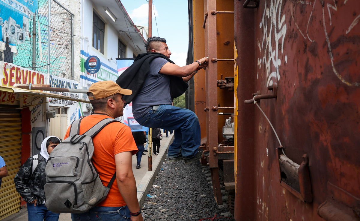 Aquellos que quedan atrapados en la espera buscan maneras de atravesar las vías / Foto: Luis Camacho