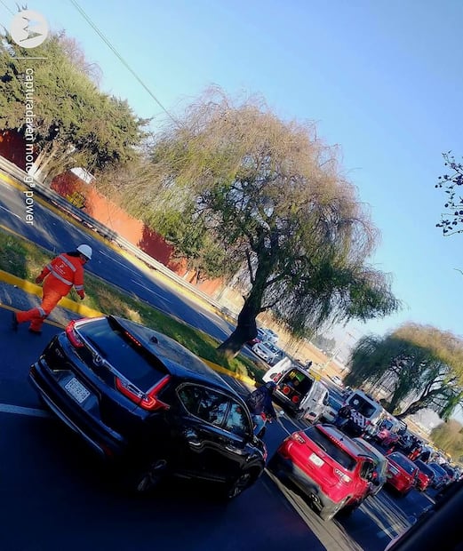 Se registró carga vehicular ya que solo quedó habilitado un solo carril de dicha vía. Foto. Especial.