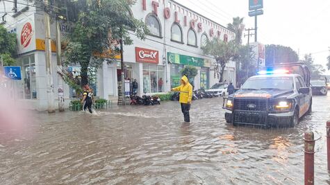 Deslave en Ecatepec por lluvias derriba barda y aplasta camioneta; no se reportan lesionados