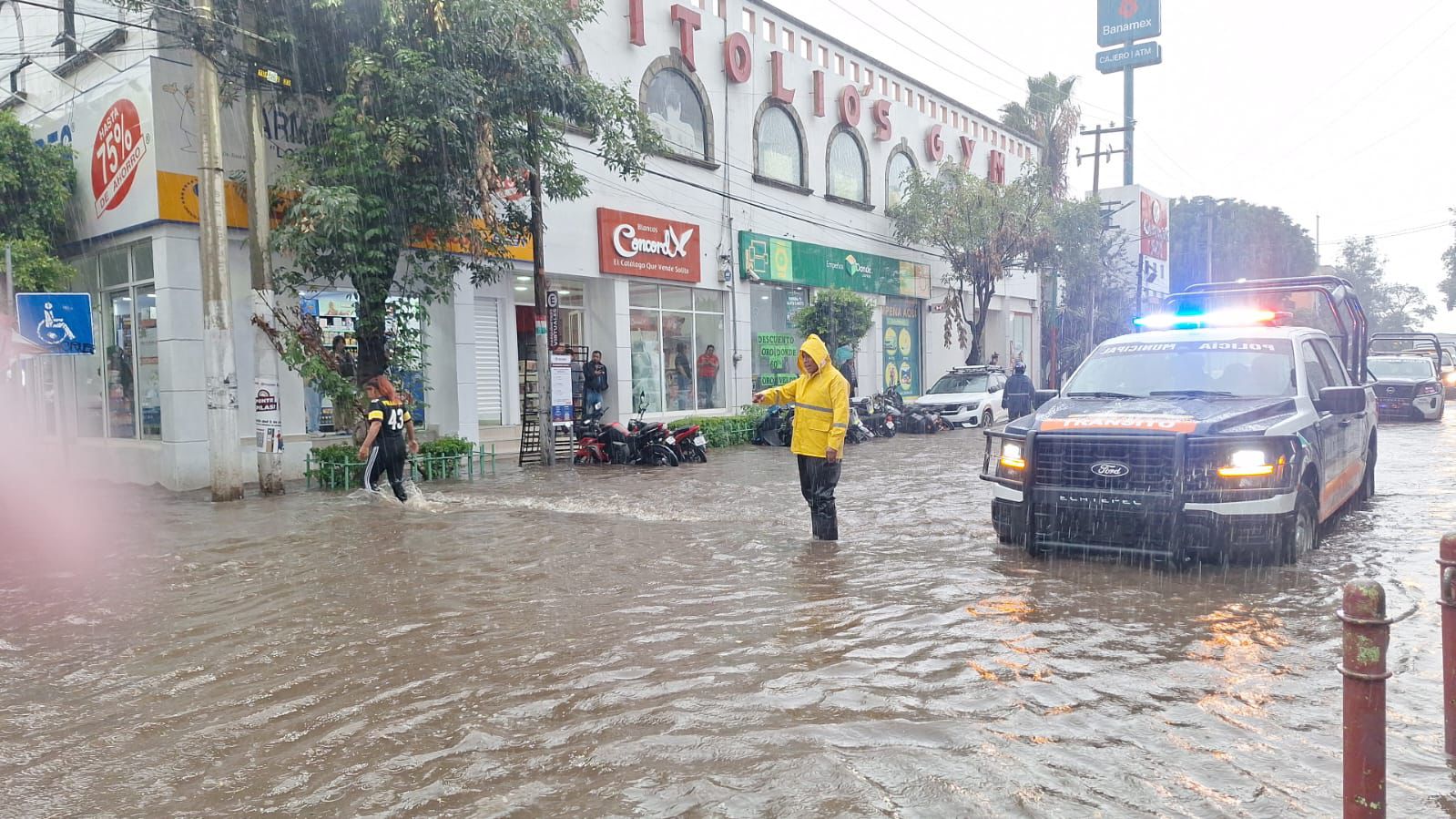 Deslave en Ecatepec por lluvias derriba barda y aplasta camioneta; no se reportan lesionados