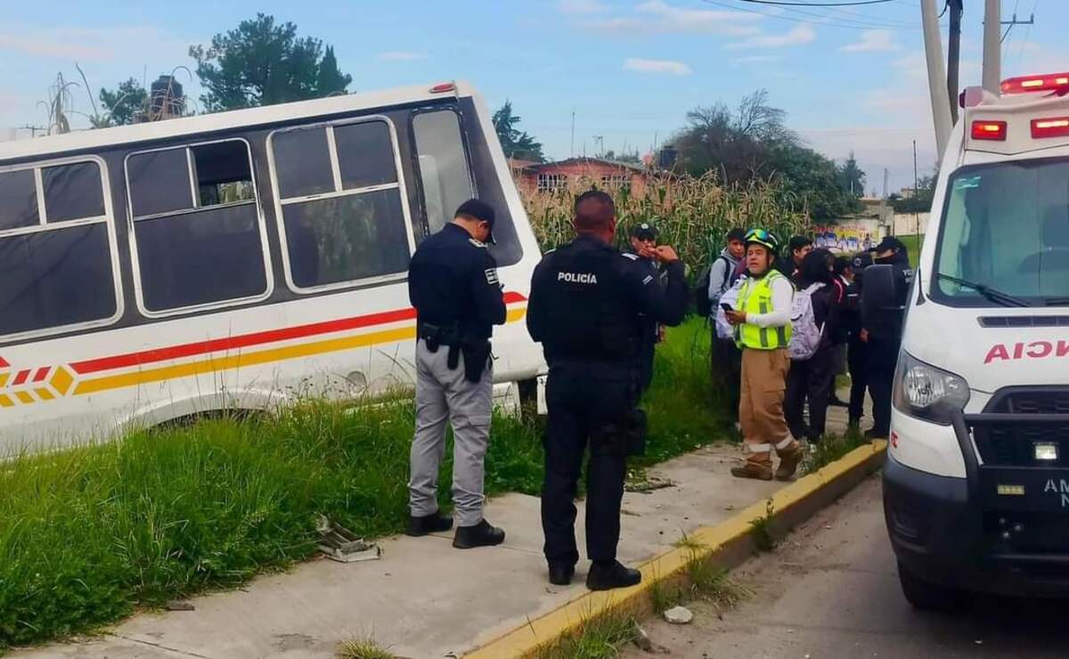 Autobús con estudiantes se sale de la carretera en Toluca-Temoaya