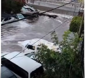 “El agua llega a los hogares”, fuerte lluvia provoca inundaciones en Los Reyes La Paz