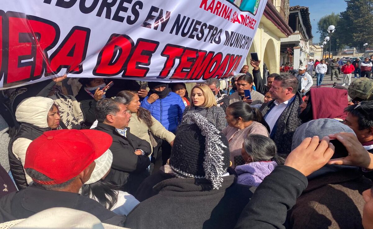 Las personas cerraron las calles aledañas y los accesos al inmueble, dejando clara su intención de impedir las actividades normales del gobierno local. Foto: Especial