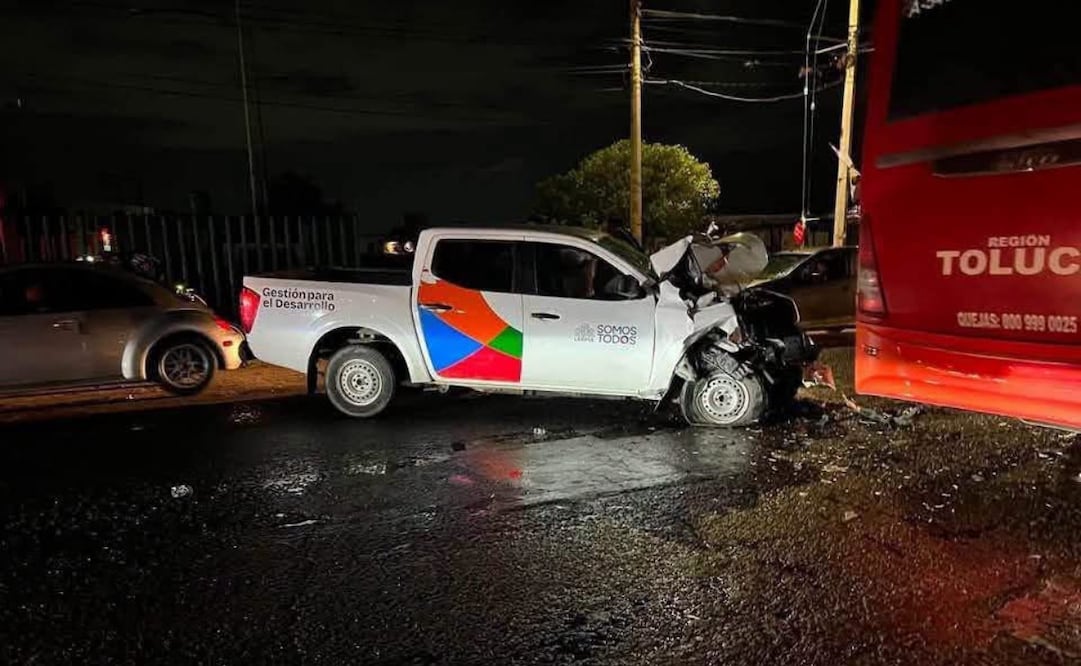 Autoridades municipales y peritos analizan las causas del impacto para deslindar responsabilidades. Foto Especial