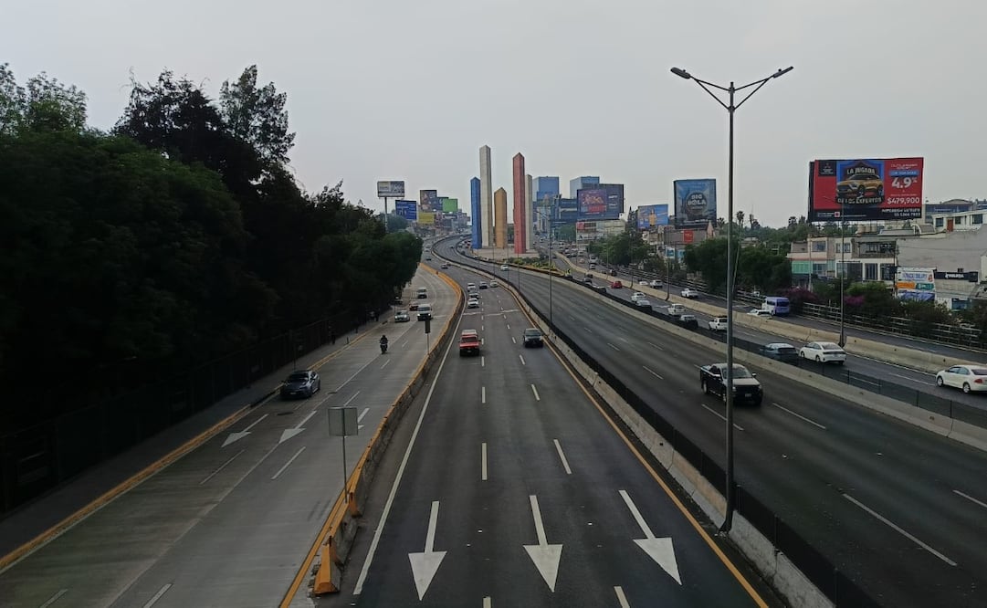 Es importante salir prevenido con un paraguas y para el caso de automovilistas evitar zonas de inundación. Foto. Especial