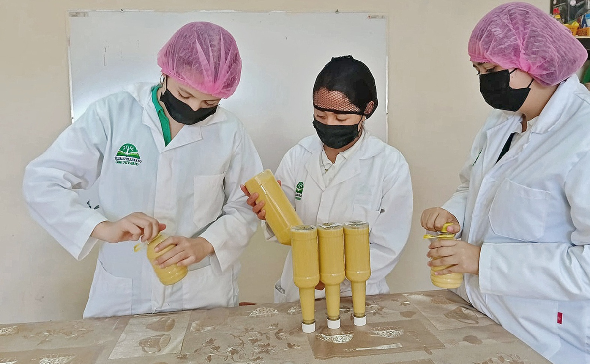 El rompope artesanal, elaborado por estudiantes, se convertirá en un producto estrella de Coatepec Harinas. Foto: Especial