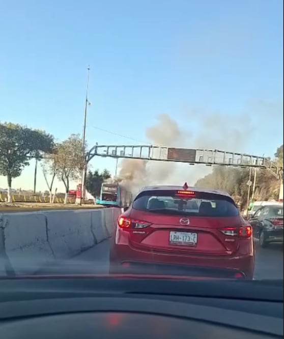 En las imágenes se observa la unidad consumida por las llamas, de la que se desprende una densa columna de humo negro.  Foto: especial