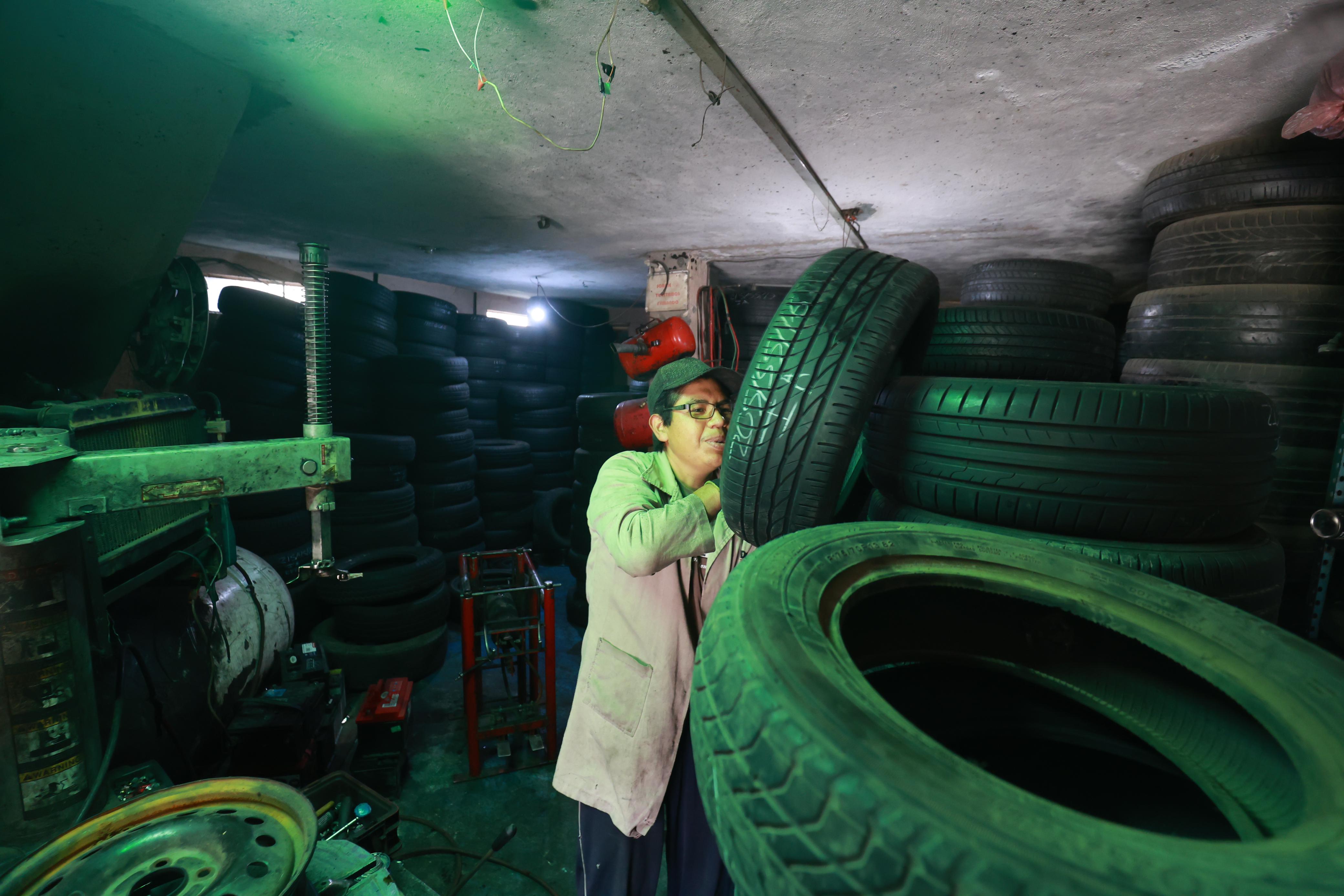 Llegan autos con llantas reventadas por caer en un bache / Foto Alejandro Vargas
