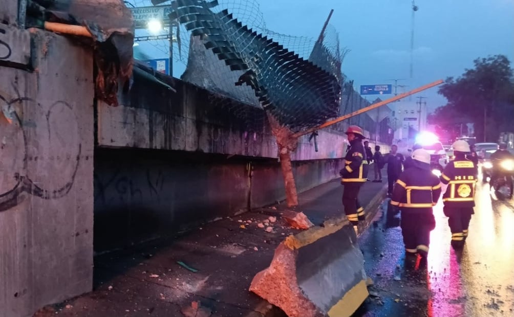 Elementos de Protección Civil de Tlalnepantla laboraron a marchas forzadas para retirar los escombros de la vialidad. Foto Especial