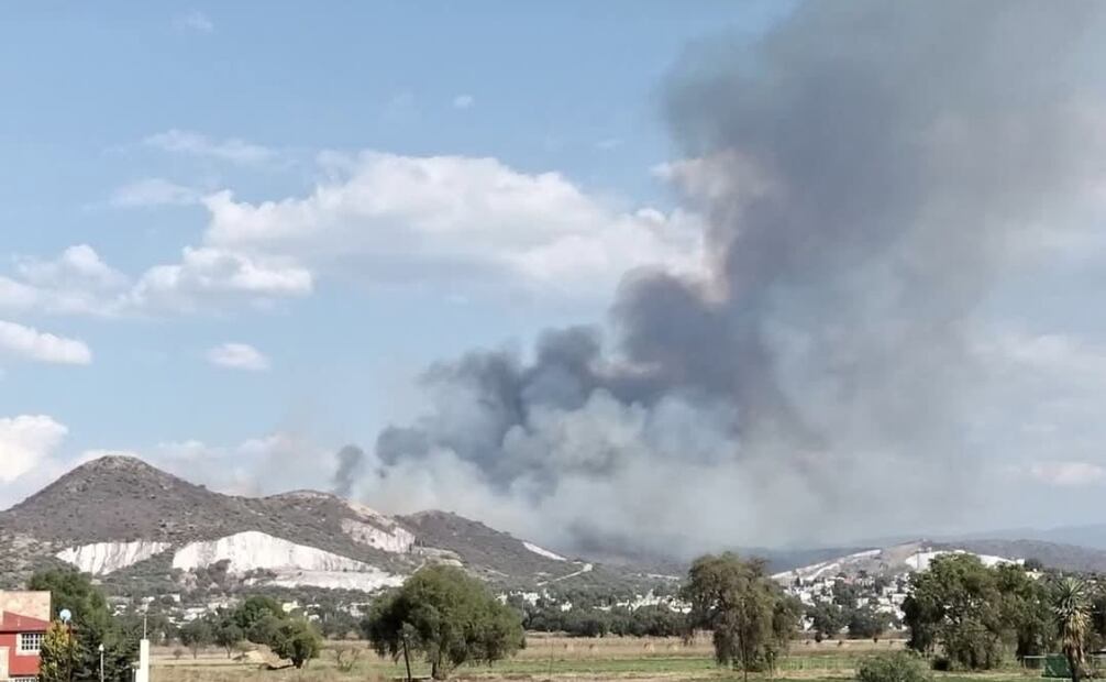 La columna de humo en la Sierra de Patlachique alerta a municipios vecinos del Valle de México. Foto Especial