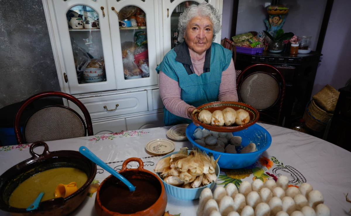 Una tradición familiar: la familia Limón Acosta lleva más de 40 años elaborando los más deliciosos tamales de ollita. Foto: Arturo Hernandez