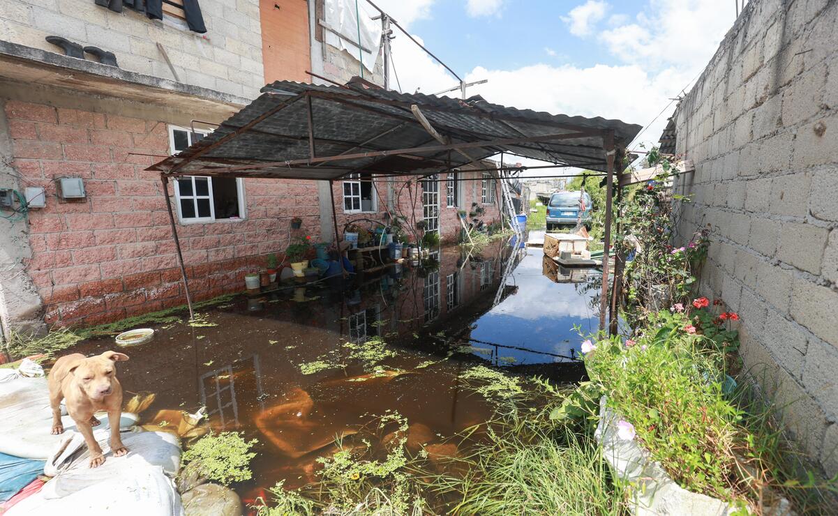 Vecinos de la colonia 30 de Abril, en San Pedro Tultepec, llevan 15 días inundados / Foto Alejandro Vargas