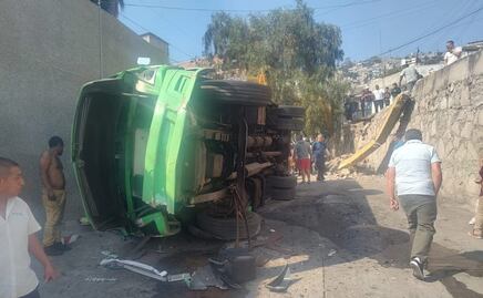 Accidente devastador: Autobús se volcó en Tlalnepantla