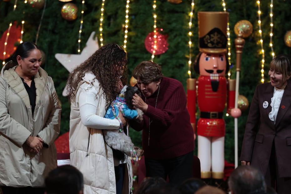 La gobernadora Delfina Gómez encabezó la entrega de 40 toneladas de alimento seco, resultado de la suma de esfuerzos entre ciudadanía, gobierno y el Club Deportivo Toluca. Foto Alejandro Vargas / El Universal