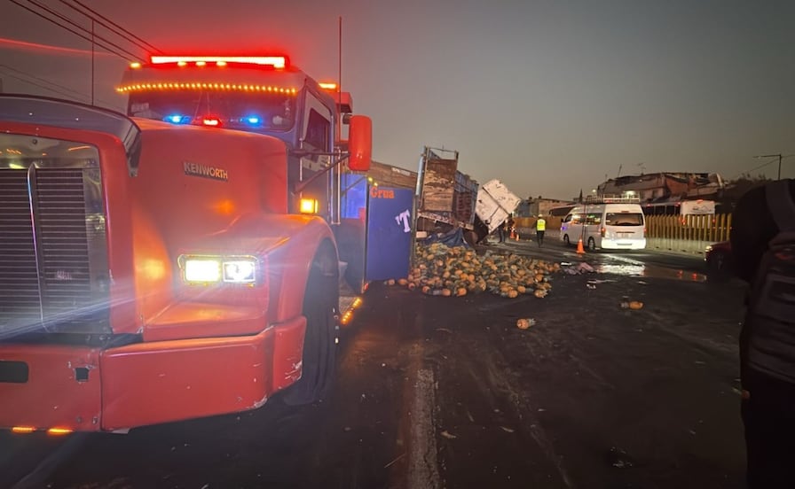 Tráiler impacta muro de contención del trolebús al volcar en la México-Puebla