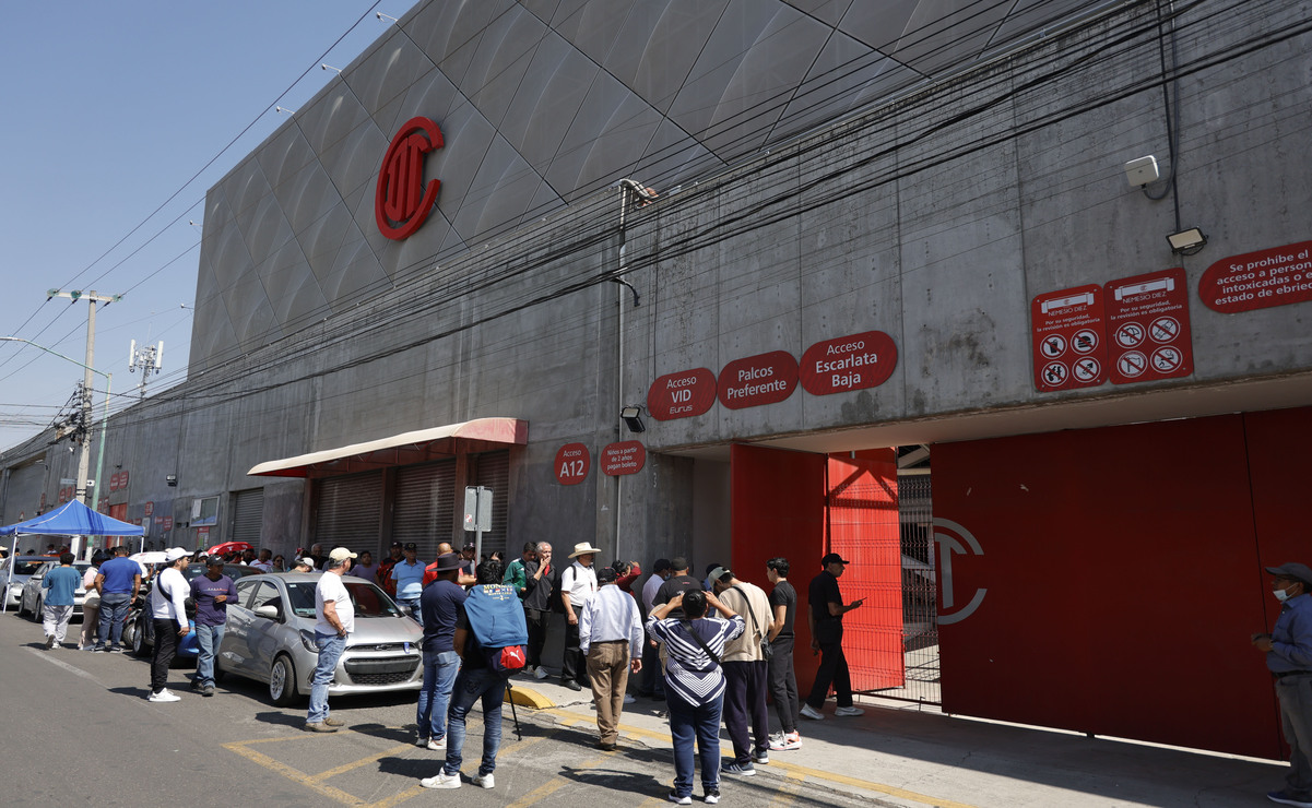 En las inmediaciones del Estadio Nemesio Diez se observan largas filas para conseguir un boleto para el juego entre Toluca y América. Fotos: Arturo Hernández/ El Universal Estado de México