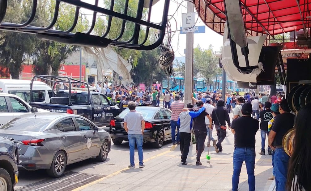 El bloqueo de la López Portillo generó congestionamiento vial en ambos sentidos. Foto especial