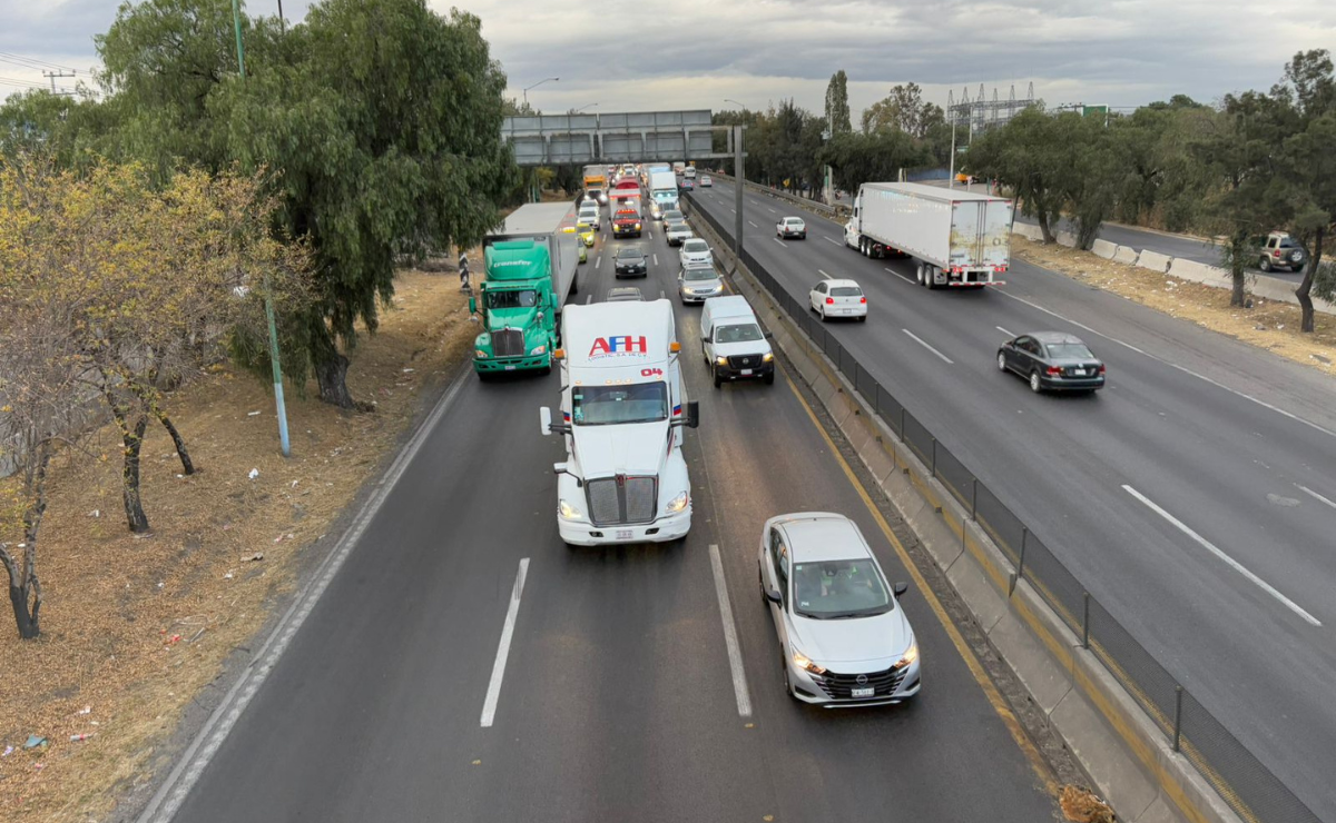 Transportistas bloquean la autopista México-Querétaro en demanda de justicia, causando largas filas de vehículos. Foto: Arturo Contreras