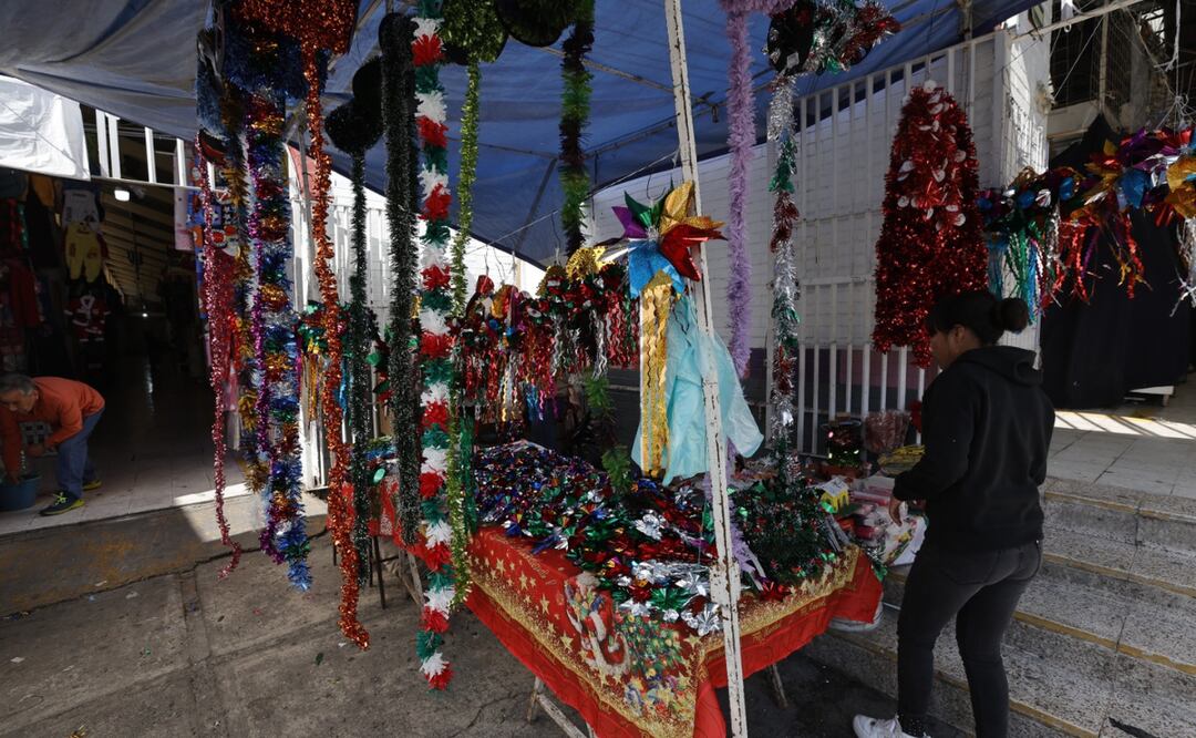 El Mercado 16 de septiembre se prepara para recibir a miles de fieles que buscan adornar sus imágenes de la Virgen de Guadalupe Foto: Jorge Alvarado