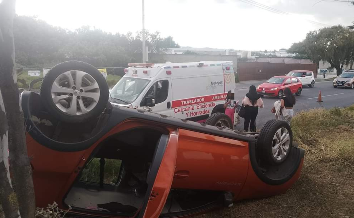 Impresionante accidente deja un auto volcado en Metepec