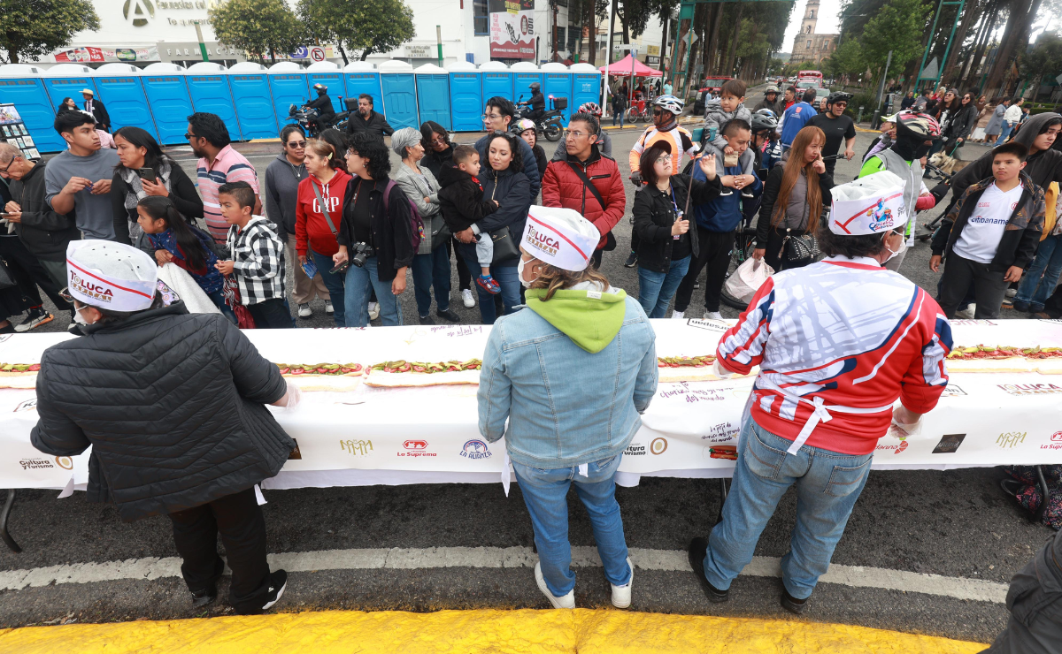 Cientos se reunieron en Toluca para presenciar y degustar la torta de chorizo de 82 metros, un festejo épico para los padres. Foto: Alejandro Vargas