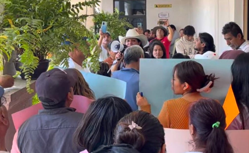 ¡Exigen diálogo! Vendedores del primer cuadro piden orden y respeto a los acuerdos previos. Foto Especial