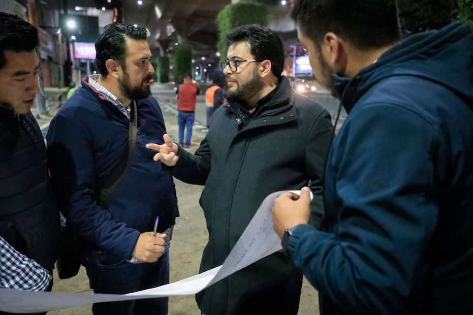 Vaciado de concreto MR45, uno de los de mayor resistencia, en los carriles laterales del Periférico Norte a la altura de Primero de Mayo. Foto Especial