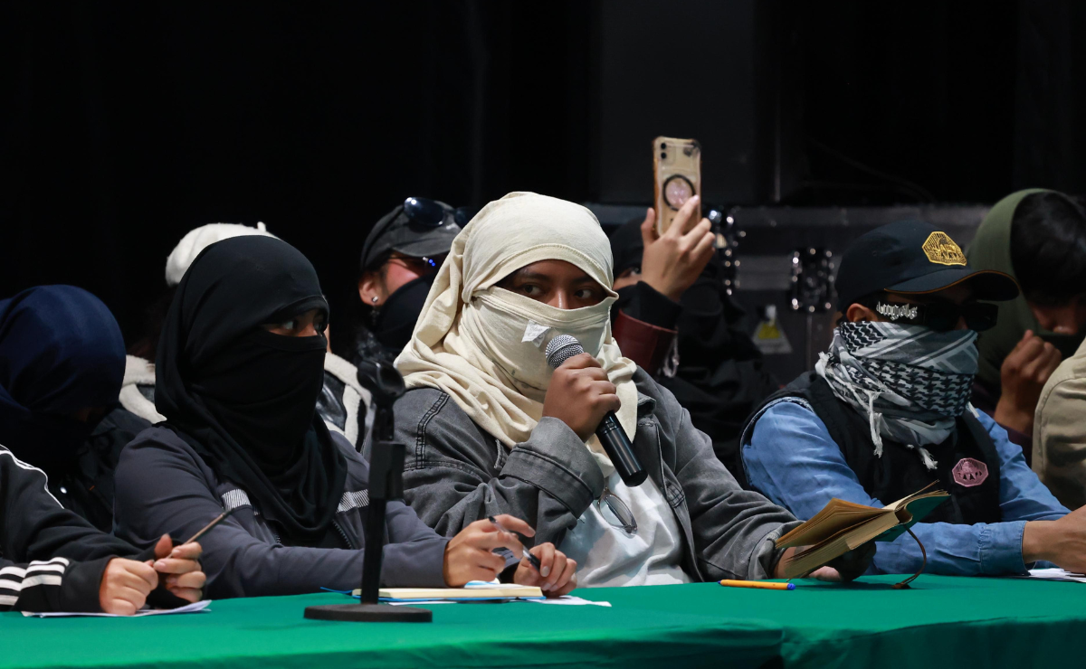 Estudiantes y la rectora de la UAEMéx se reúnen para negociar el fin del paro estudiantil. Foto: Alejandro Vargas