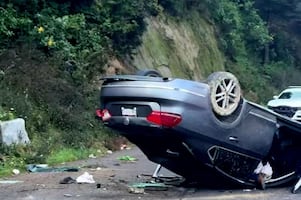 Muere hombre tras volcar su auto en la carretera México-Toluca