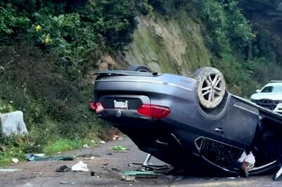 Muere hombre tras volcar su auto en la carretera México-Toluca