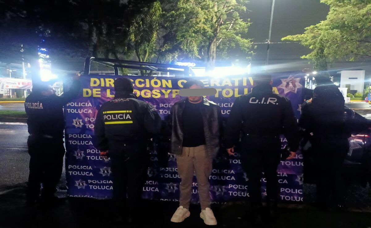 Carlos "N" fue detenido por policías de Toluca y Metepec, luego de chocar su camioneta contra un árbol. Foto: Especial
