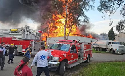 Reportan incendio en planta de IUSA en Jocotitlán; visibilidad en la Atlacomulco-Toluca afectada